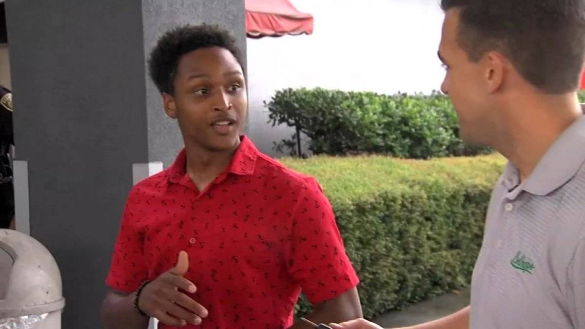 Joven camina trabajo sorpresa