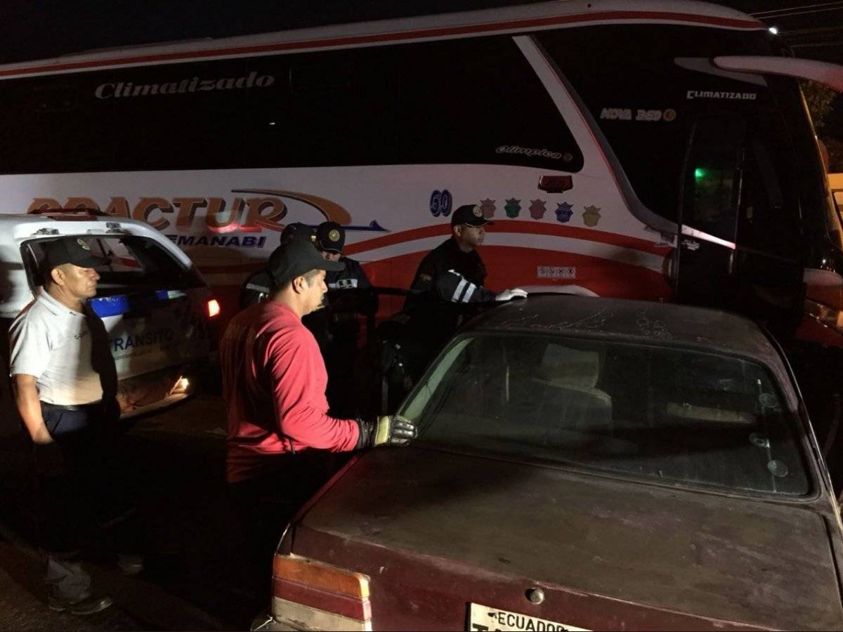 Un fallecido tras accidente de bus y auto en Manta