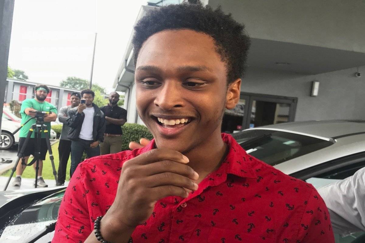 Joven trabajador camina carro