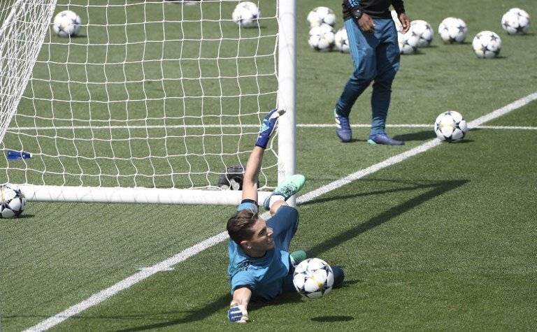 Luca Zidane detiene un disparo en una práctica con el Madrid