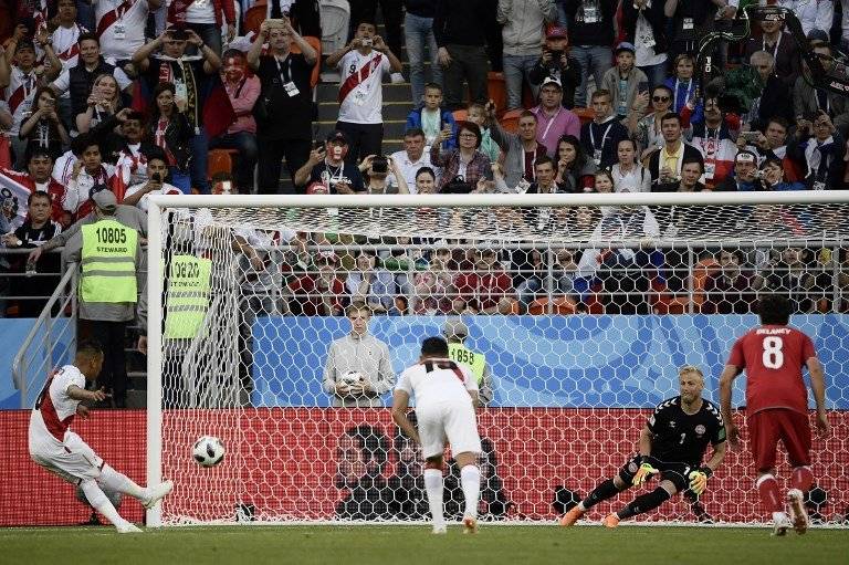 Momento en que Cueva falló el penal ante Dinamarca