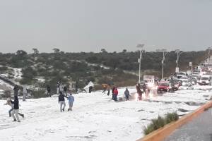 Querétaro: tormenta deja inundaciones y cubre de nieve Circuito Universidades