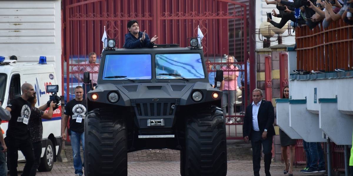 Presentan a Maradona en el Dinamo Brest
