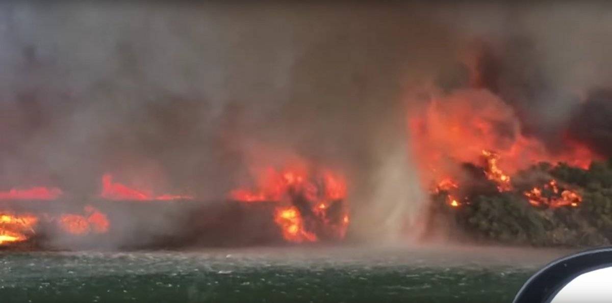 impactante tornado de fuego