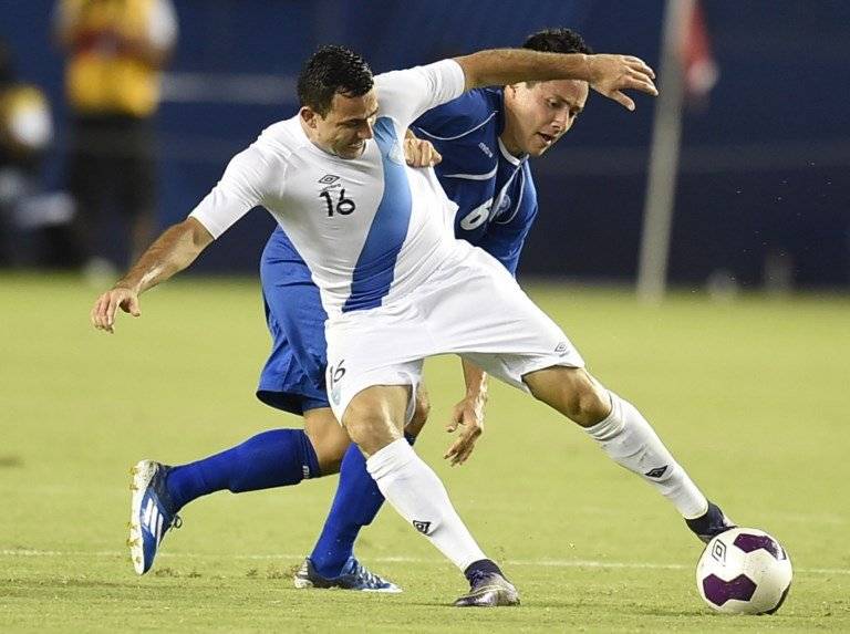 Marco Pappa protege el balón en un partido entre Guatemala y El Salvador