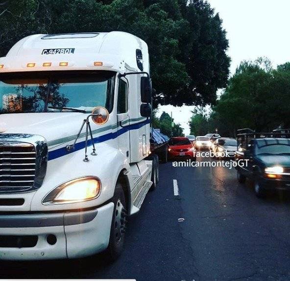 colisión de tráiler y carro en Vista Hermosa