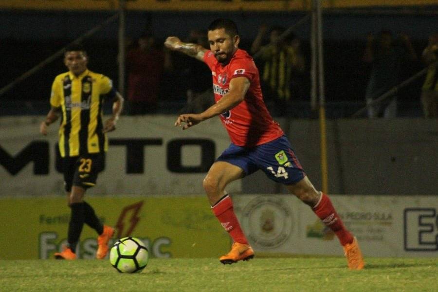 Jaime Alas realiza un disparo en el amistoso de Municipal ante Real España