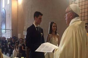 https://www.publinews.gt/gt/tendencias/2018/07/21/novios-reciben-sorpresa-papa-francisco-los-casa.html