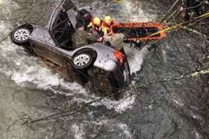 Falleció copiloto de 73 años: Carabineros rescató a 7 personas desde río Caliboro luego que vehículo cayera desde un puente