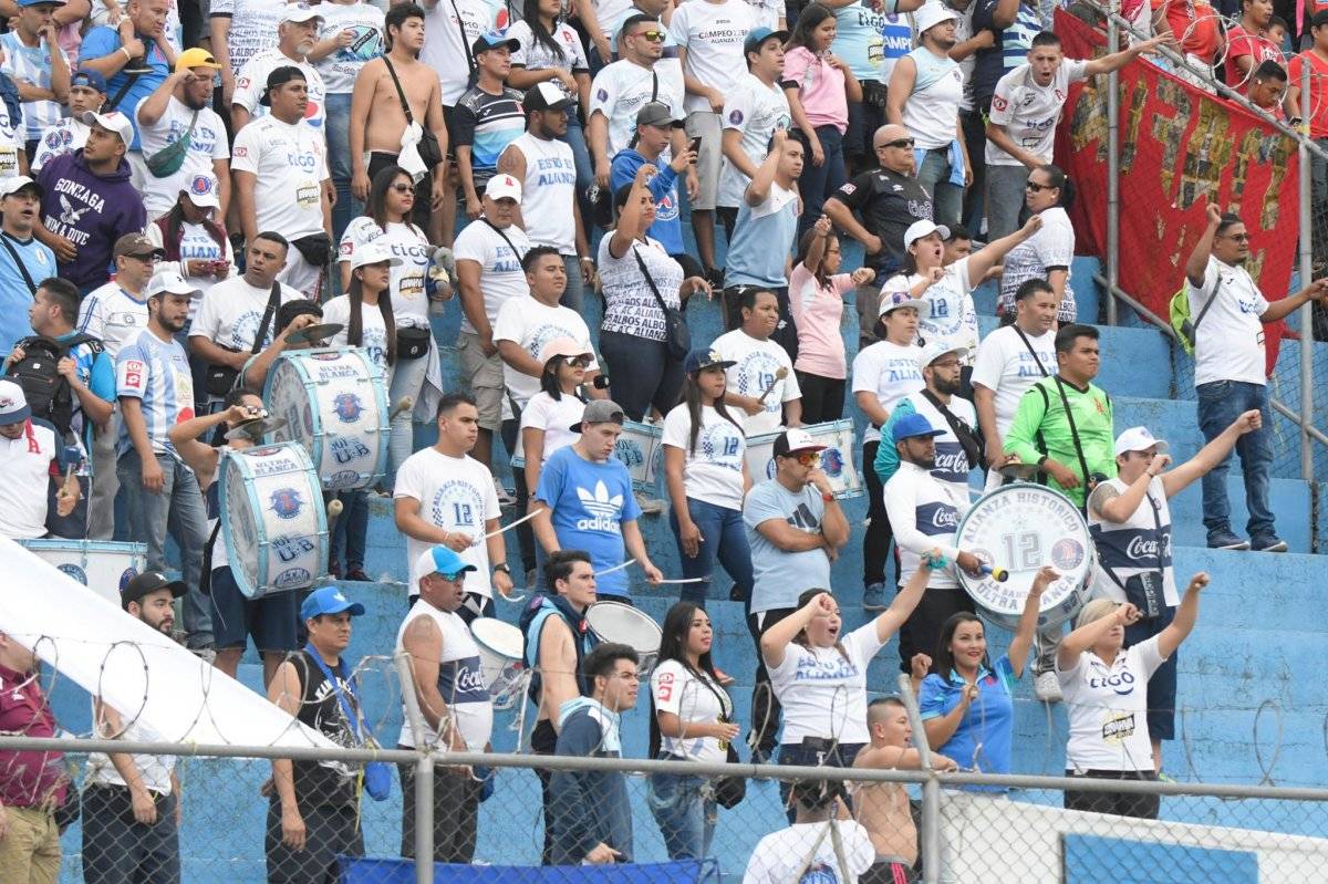 La porra del Alianza hizo viaje para apoyar a su equipo