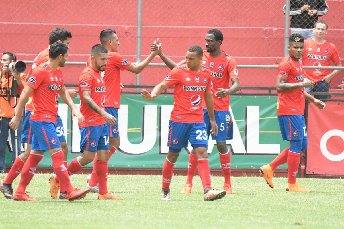 La celebración de los jugadores rojos tras el tanto de López