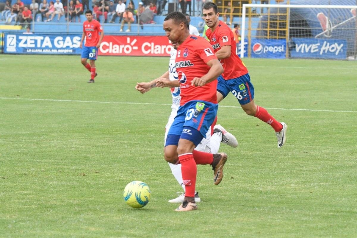 Irving Calderón deja en el camino a un rival