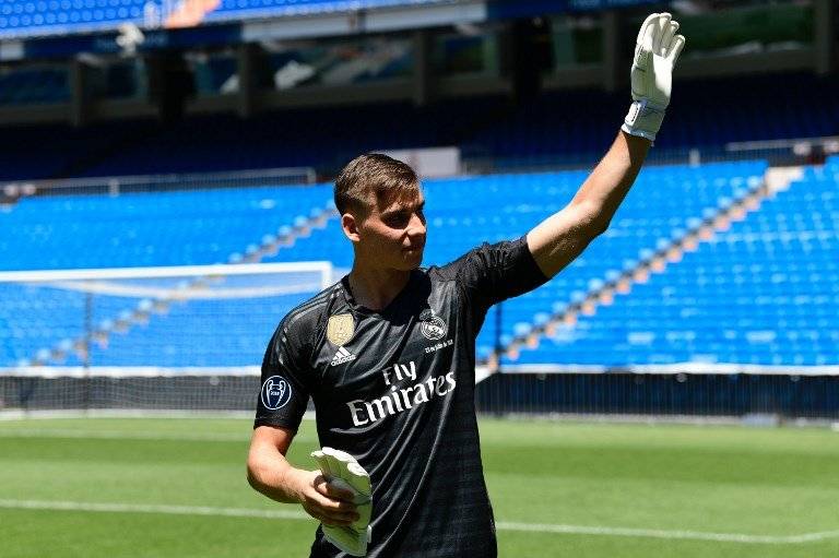 Andriy Lunin en su presentación en el Santiago Bernabéu