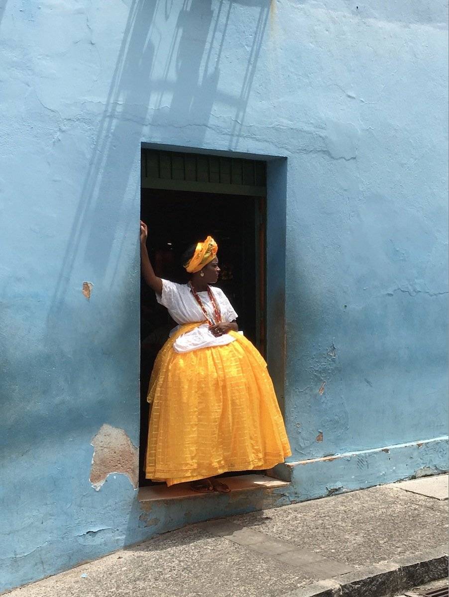 Baiana en amarillo y azul