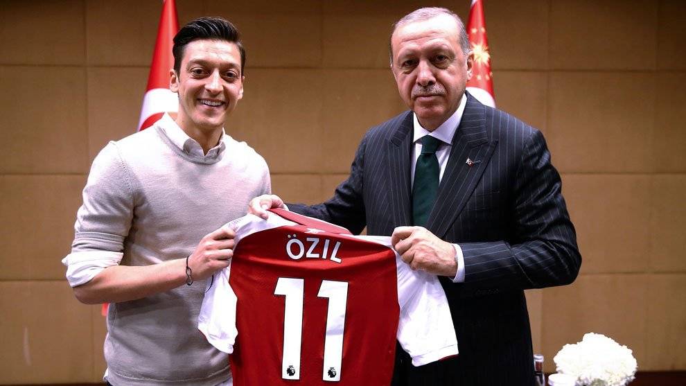 Özil junto al presidente de Turquía Recep Tayyip Erdogan