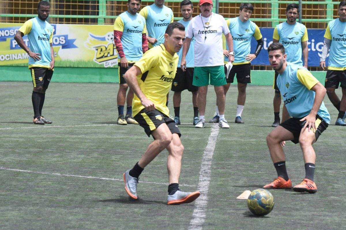 El nuevo jugador de Petapa durante el trabajo táctico