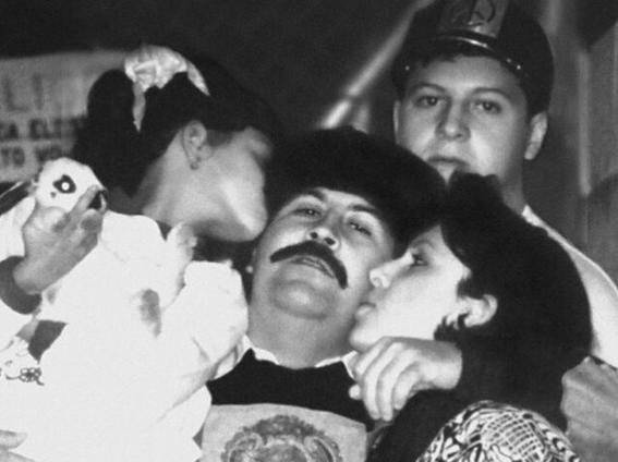 Escobar junto con su esposa e hijos en el interior de la cárcel La Catedral