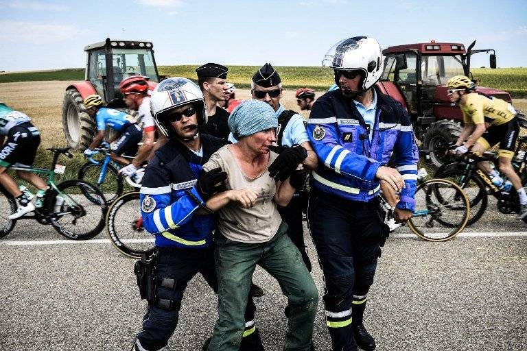 Uno de los manifestantes es detenido por la seguridad
