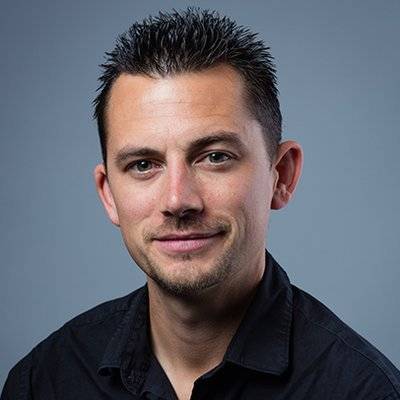 Nolan Higdon, profesor de Historia y Estudios de Medios en la California State University, East Bay.