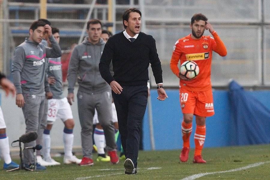 Beñat quedó con una muy buena impresión de Pablo Parra en el cruce entre la UC y Cobreloa por Copa Chile que ganaron los loínos / Foto: Photosport