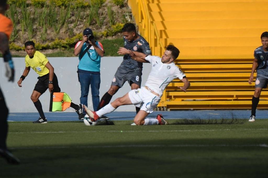 Saravia se barre durante el encuentro ante Metapán