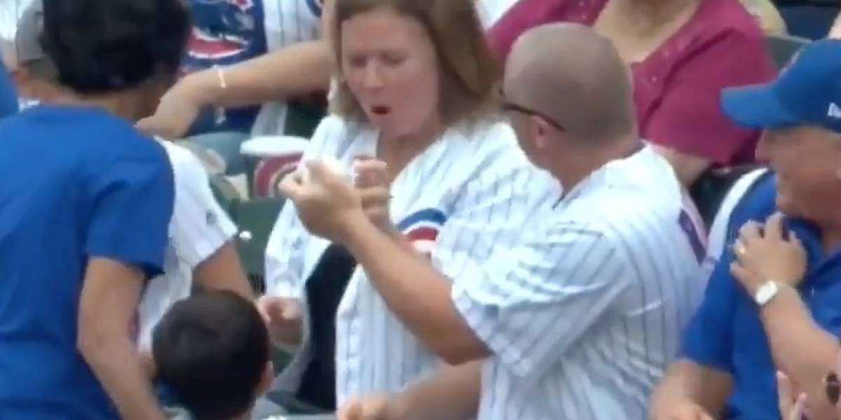Jugador le regala pelota a un niño; aficionado se la roba