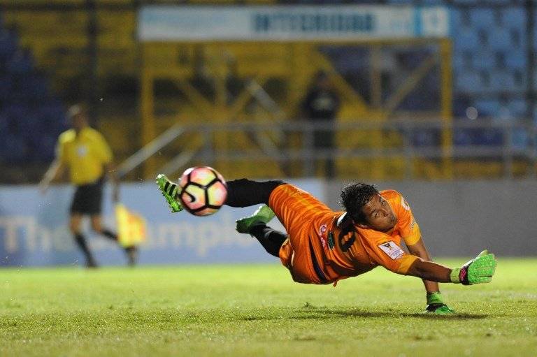 Bolívar desvía un balón durante un partido de Antigua en Concachampions