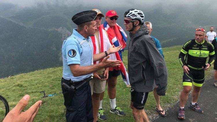 Chris Froome tuvo un problema con un guardia