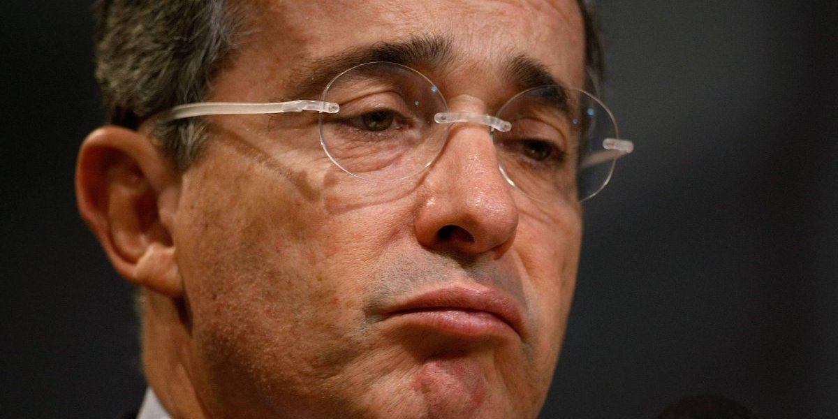 Resultado de imagen para uribe triste
