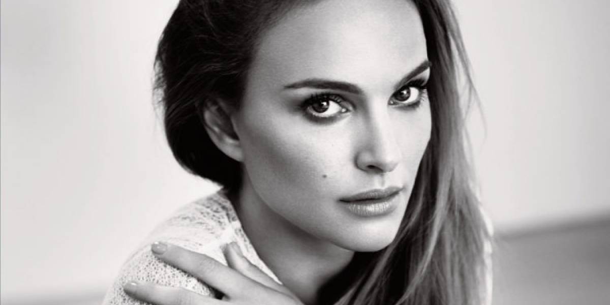 Natalie Portman posa con traje de astronauta para la película "Pale Blue Dot"