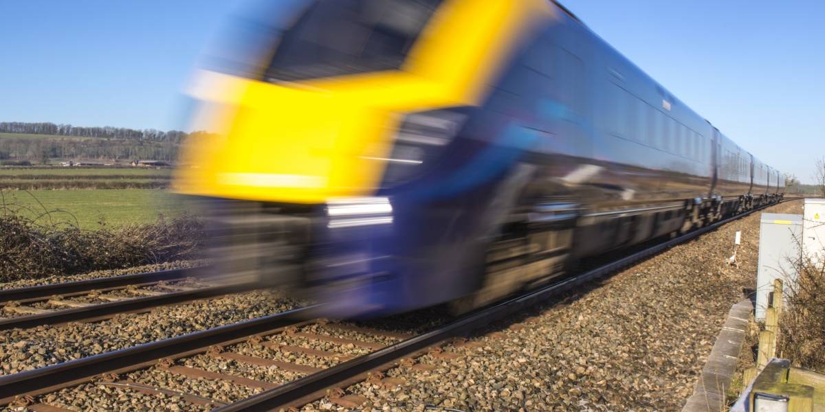 Un policía salvó a un hombre de ser arrollado por un tren