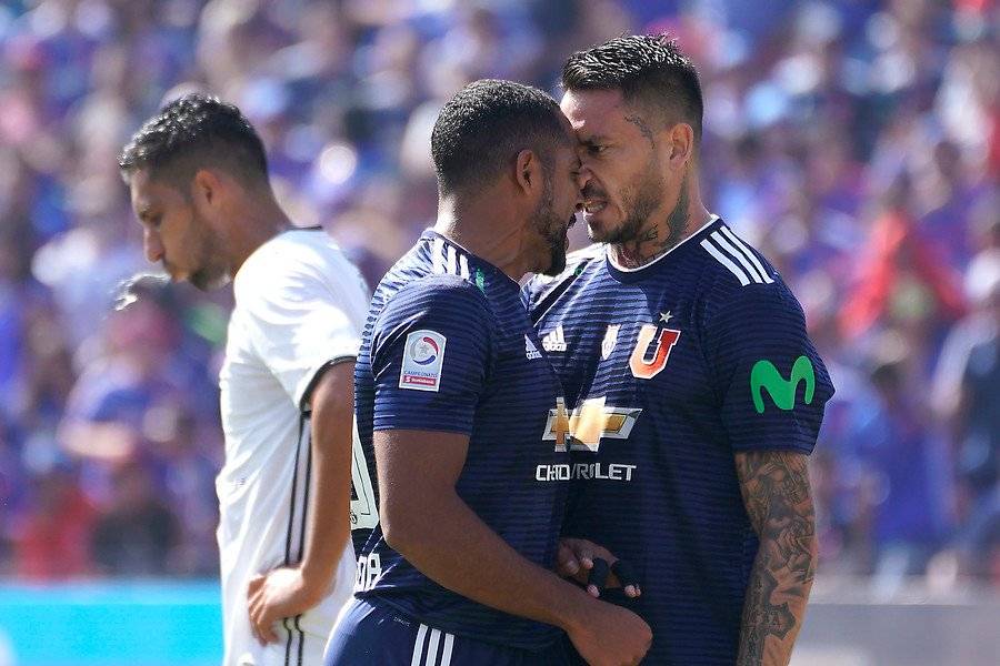 La pelea entre Beausejour y Pinilla en el Superclásico del 15 de abril / Foto: Agencia UNO