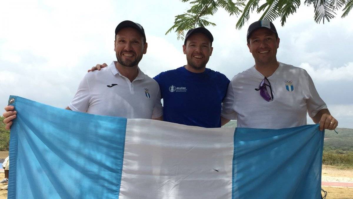 Los hermanos Brol lucen la bandera de Guatemala