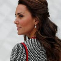 Kate Middleton aparece fabulosamente sombria em um casaco militar
