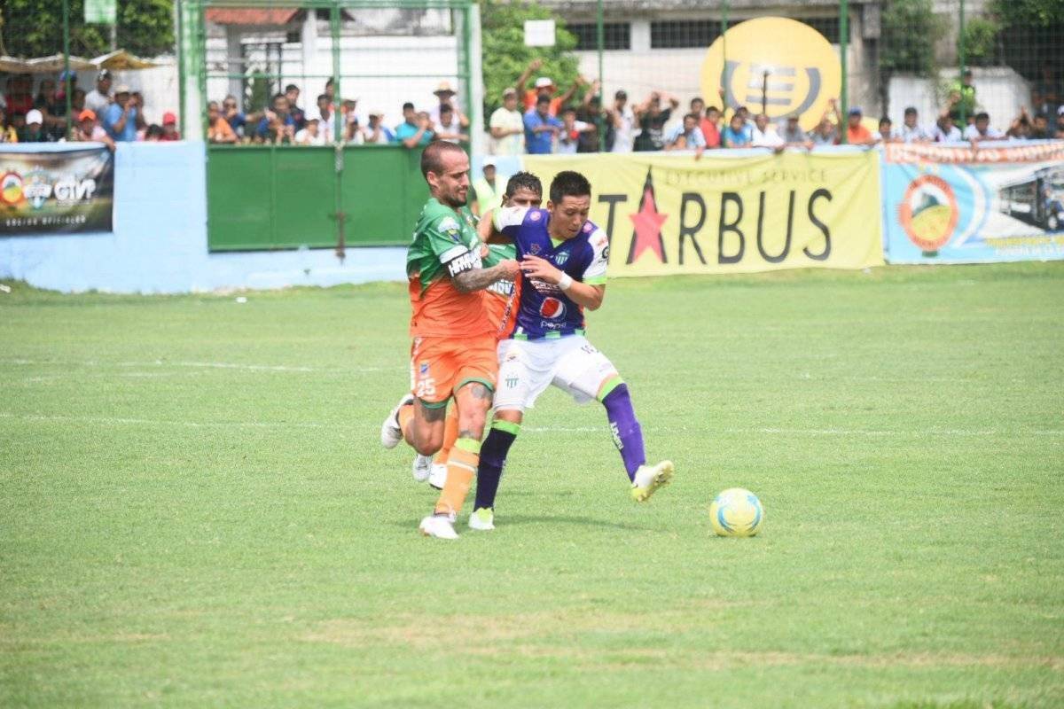 Kevin Arriola y Pablo Mingorance en un partido entre Siquinalá y Antigua