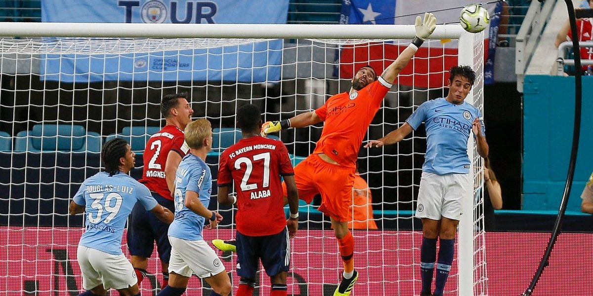 Claudio Bravo nuevamente fue titular y capitán en Manchester City