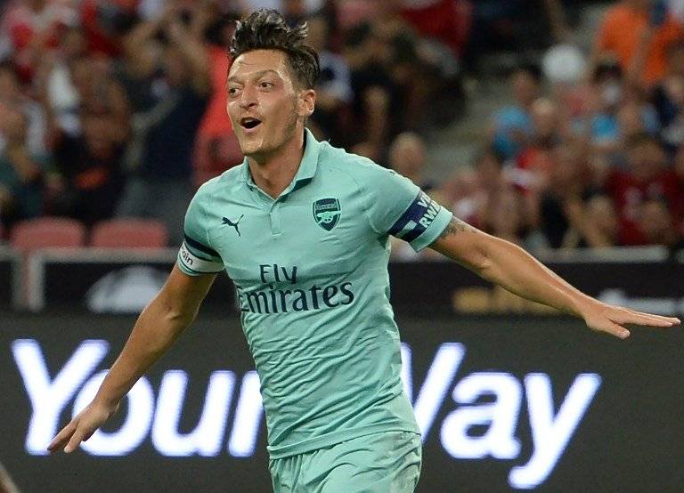 Özil celebra su gol contra el PSG