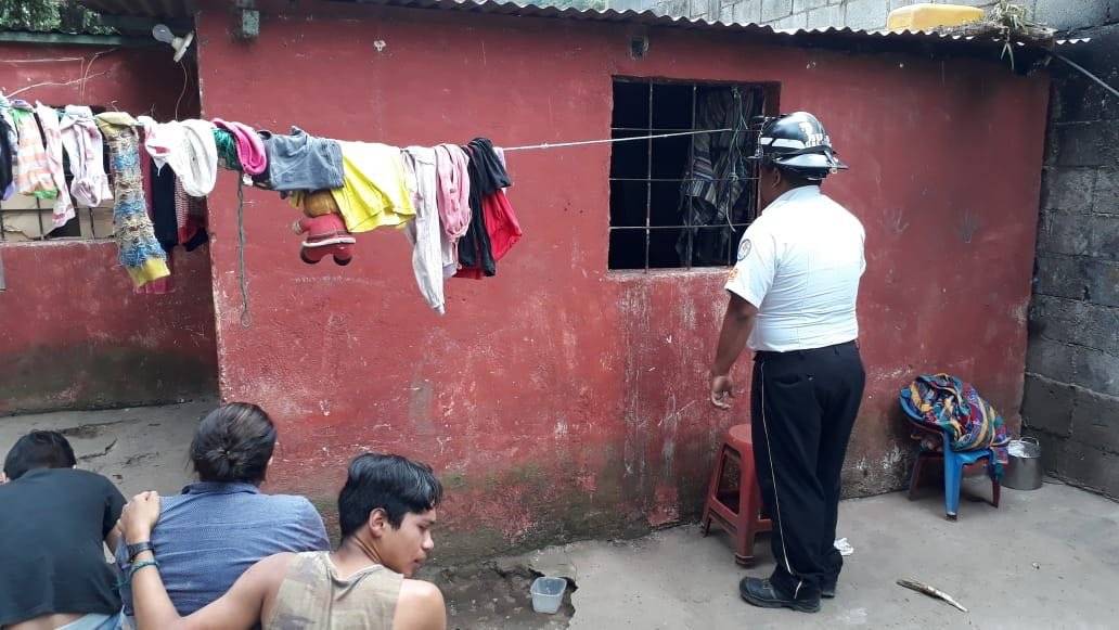 Muere atrapado en el balcón