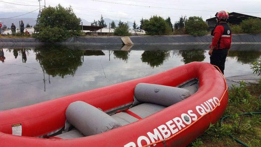 Una persona que se habría lanzado al agua para rescatar un perrito falleció