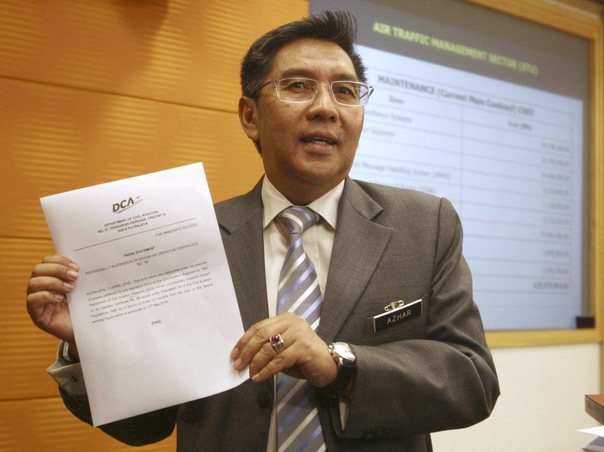 Azharuddin Abdul Rahman, presidente de la Autoridad de Aviación Civil de Malasia, muestra un comunicado a reporteros durante una conferencia de prensa en Putrajaya, Malaysia.