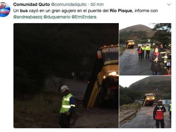 Un vehículo cayó en un hueco