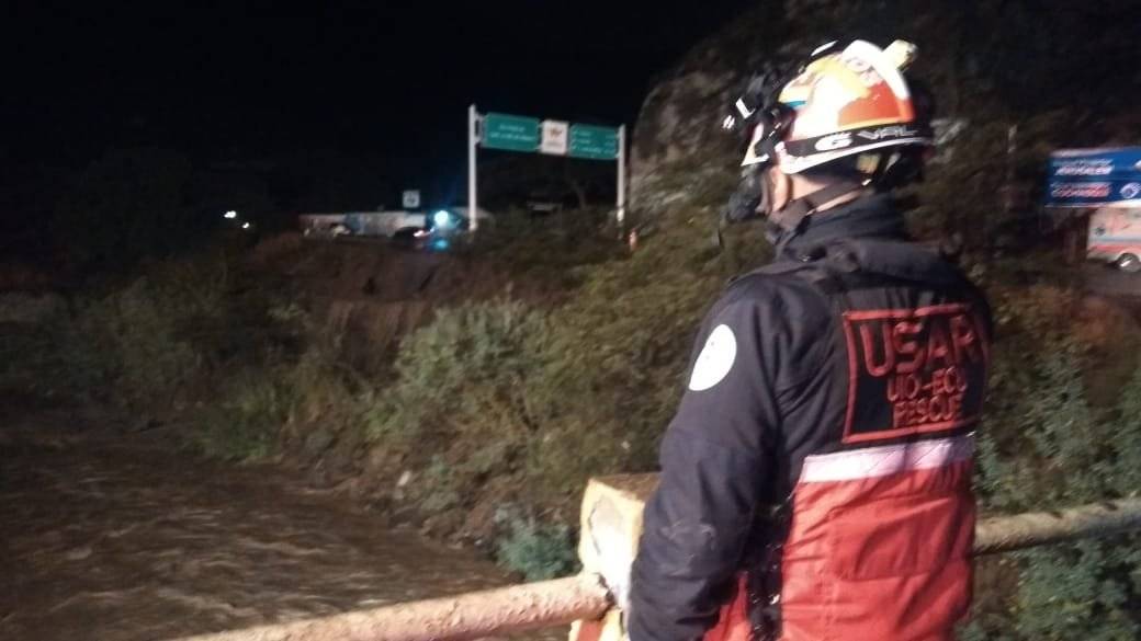 Bomberos continúan búsqueda de un desaparecido en el Río Pisque