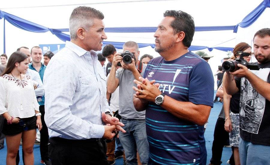 El Beto Acosta y Mario Lepe, dos grandes ídolos de la UC que esperan una ovación para Toselli / Foto: Agencia UNO