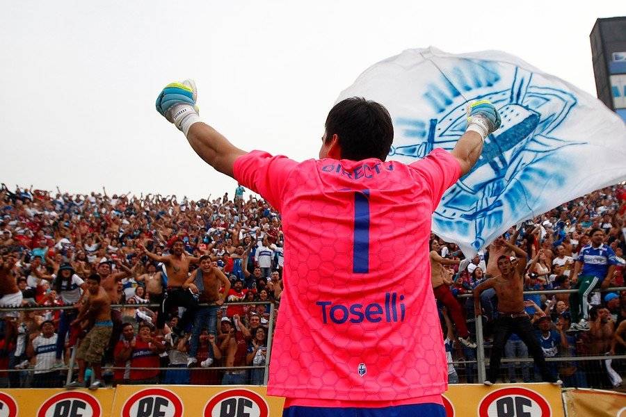 Toselli festejando el título del Clausura 2015-2016 con la hinchada de la UC en San Carlos / Foto: Agencia UNO