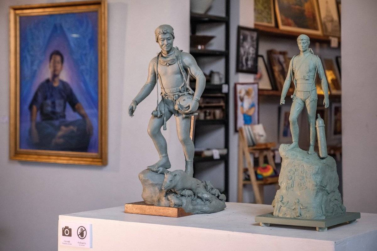 Una estatua del ex buzo de Navy SEAL, Saman Kunan, se exhibe en una exposición dedicada al exitoso rescate del equipo de fútbol