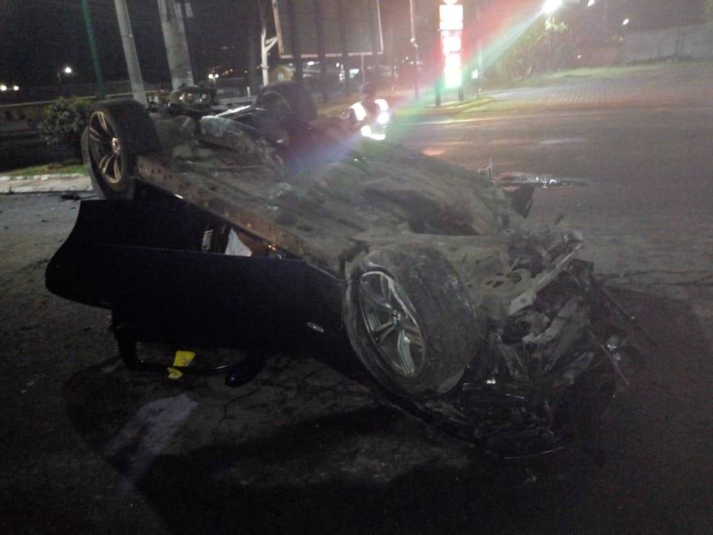 carro volcado en Villa Nueva