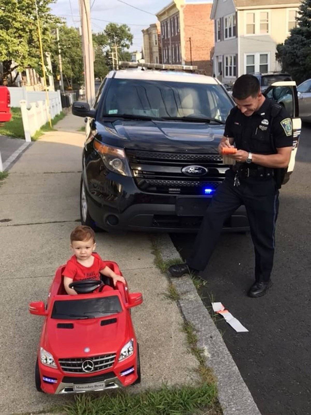 En esta fotografía del 31 de julio de 2018 se muestra a Grayson Salerno mientras es detenido por conducir sin una licencia. En lugar de recibir una multa, la policía lo dejó ir con una advertencia gracias a su lindura.