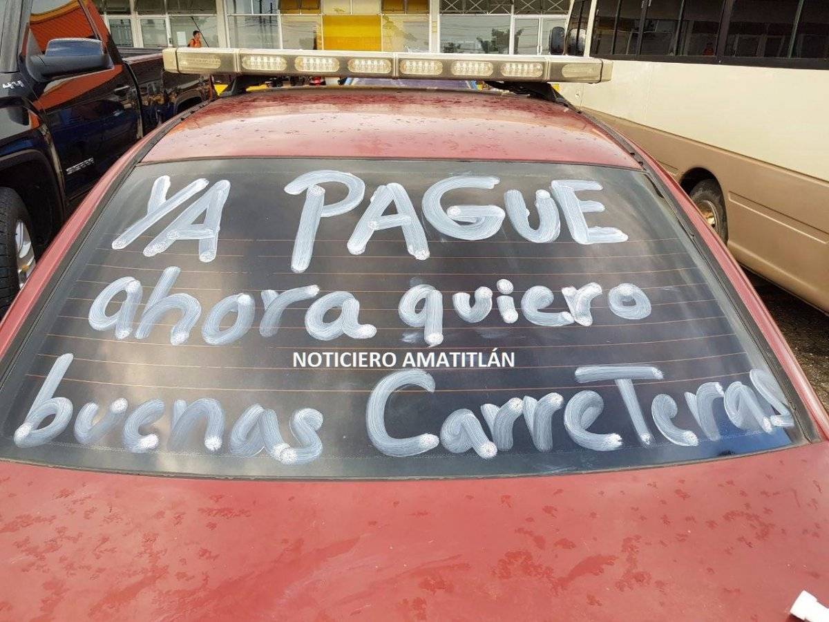 Piloto se queja del mal estado de las carreteras.