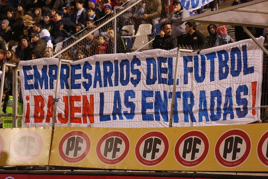 El lienzo de la protesta contra el precio de las entradas para ver a la UC en San Carlos de Apoquindo / Foto: Agencia UNO