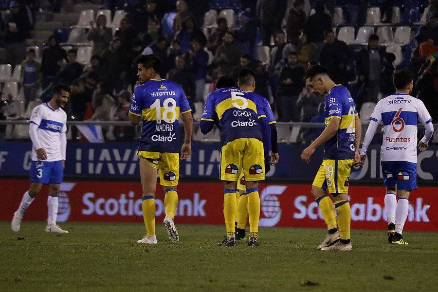 Everton sufrió un nuevo golpe al caer por 2-1 ante la UC / Foto: Agencia UNO